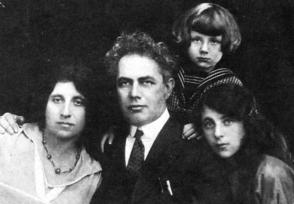 Доктор Михаил Койфман ,его жена Ляля, дочь Шолома Алехема,  и его дети