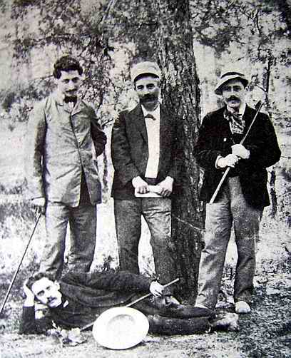 Справа налево: Луциан, И.Л.Перец, Шолом Аш, Х.Номберг(лежит)