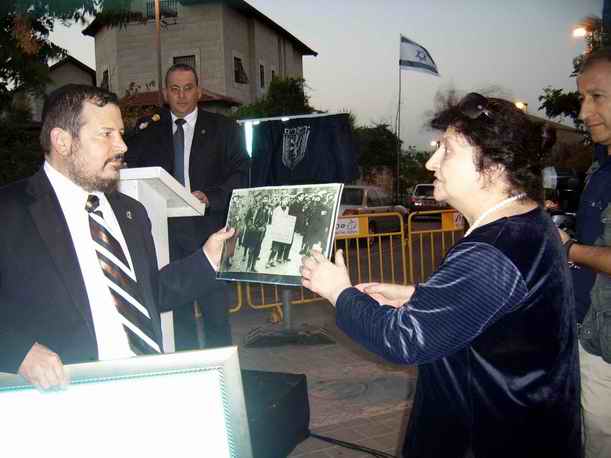 Мэр Иерусалима Ури Луполянски и Лина Торпусман  с фотографией момента казни Маши Брускиной
