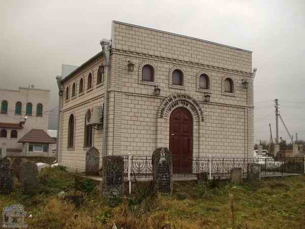 Новая синагога на старом кладбище Меджибожа